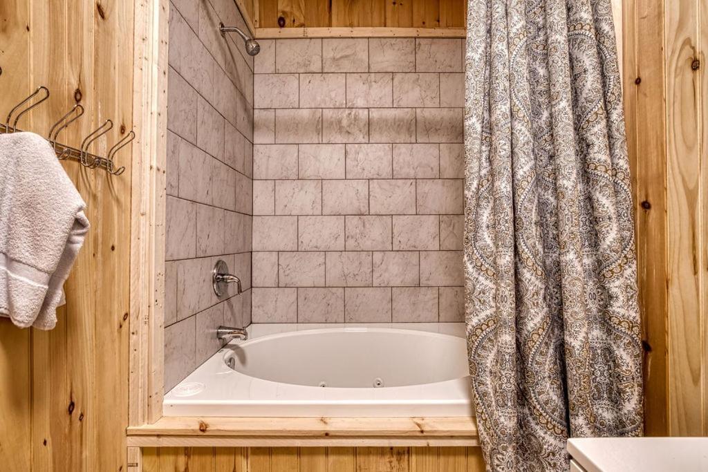 Black Bear Falls - With An In-Law Suite Gatlinburg Extérieur photo